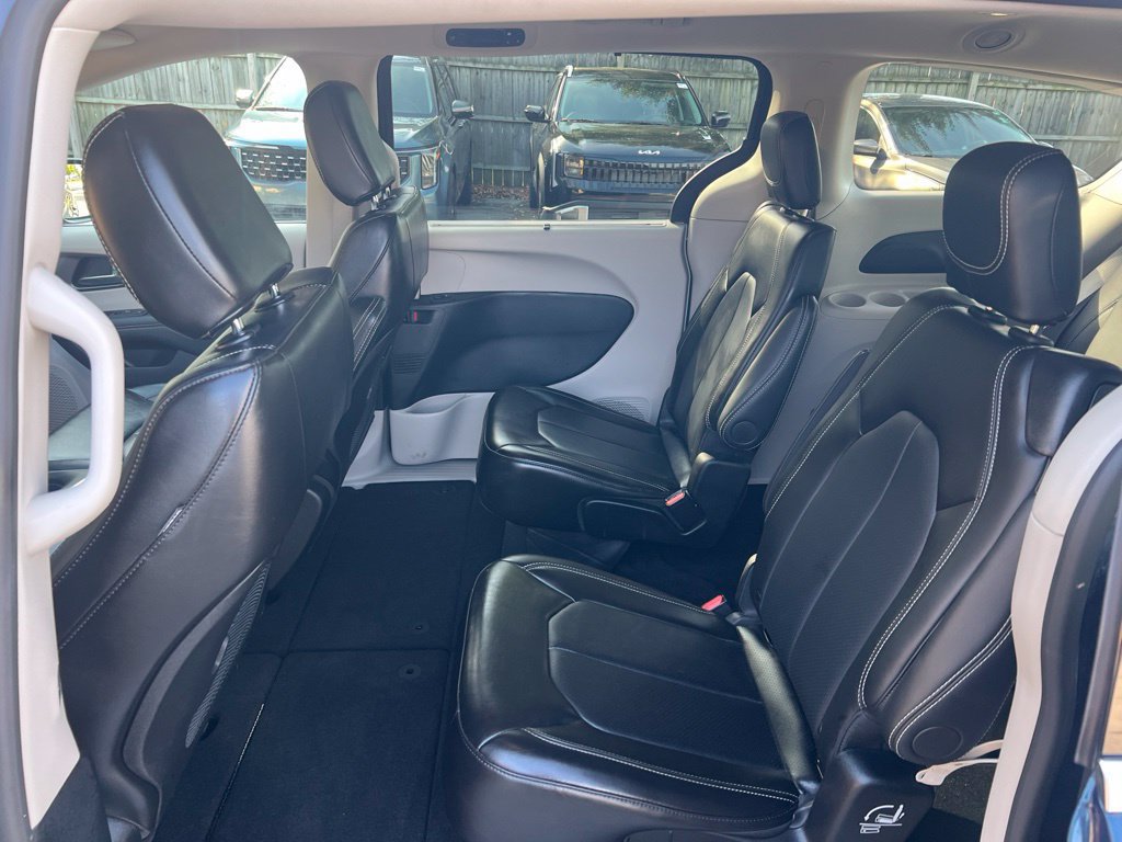 Used 2024 Chrysler Pacifica Touring-L FWD image 9