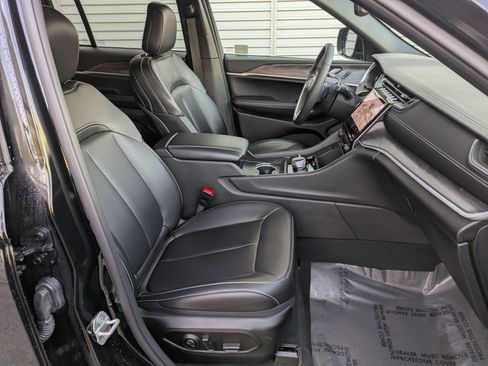 Used 2024 Jeep Grand Cherokee Limited w/ Black Appearance Package image 32