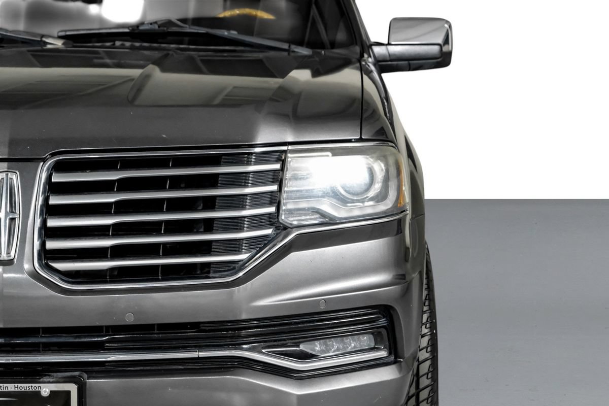Used 2016 Lincoln Navigator Select RWD image 42