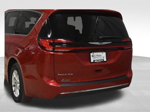 Certified 2025 Chrysler Pacifica Select image 9