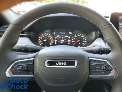 Used 2025 Jeep Compass Latitude AWD/4WD image 19