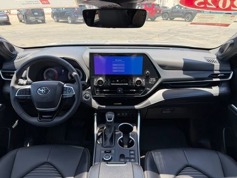 Used 2025 Toyota Highlander XSE AWD/4WD image 18