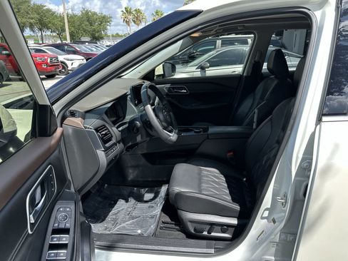 Used 2021 Nissan Rogue Platinum AWD/4WD image 2