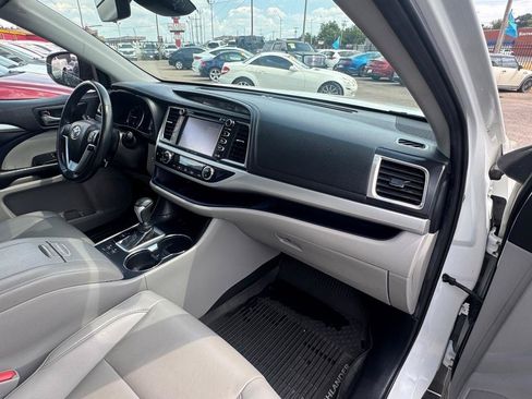 Used 2019 Toyota Highlander XLE FWD image 13