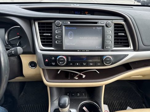 Used 2017 Toyota Highlander XLE image 29