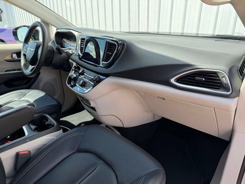 Used 2024 Chrysler Pacifica Touring-L FWD image 18