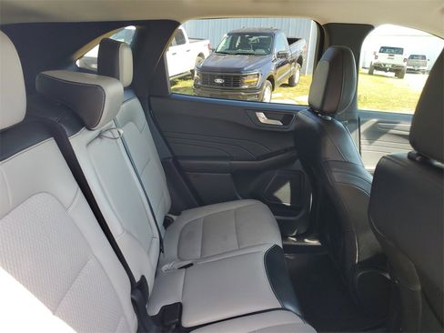 Used 2023 Ford Escape SE image 33