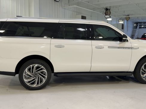 New 2026 Lincoln Navigator L Premier image 2