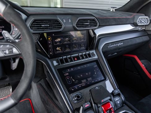 Used 2024 Lamborghini Urus Performante AWD/4WD image 40
