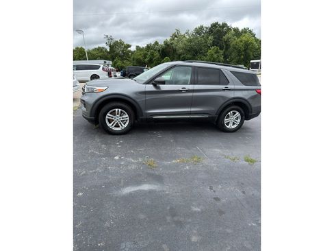 Used 2023 Ford Explorer XLT AWD/4WD image 3
