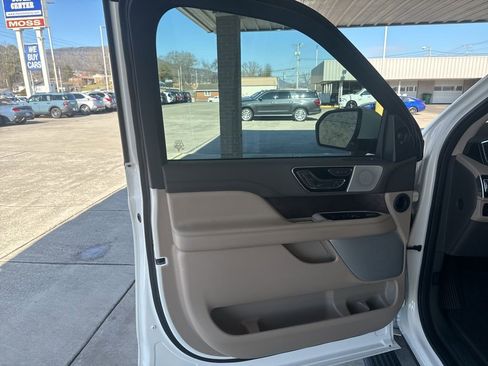 Used 2024 Lincoln Navigator Reserve image 12
