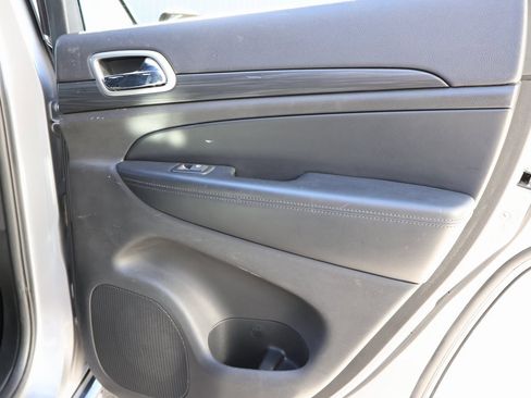 Used 2019 Jeep Grand Cherokee Laredo image 11