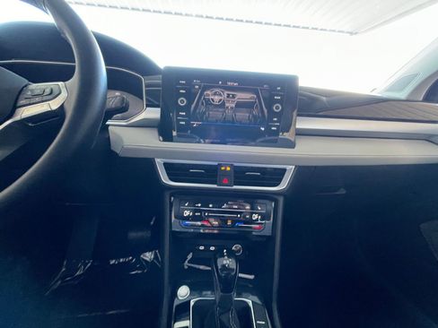 Used 2025 Volkswagen Taos SE image 18