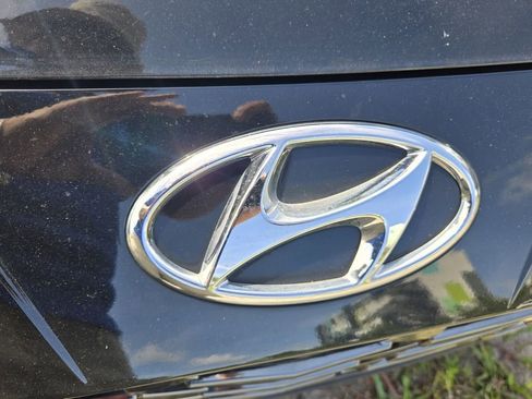 Used 2023 Hyundai Elantra Limited image 9