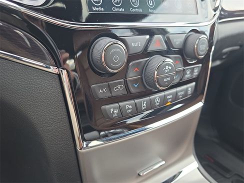 Used 2020 Jeep Grand Cherokee Overland image 17