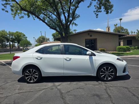 Used 2018 Toyota Corolla SE FWD image 2