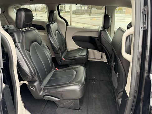 Used 2021 Chrysler Voyager Lxi image 16