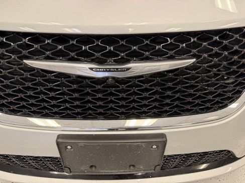 Used 2024 Chrysler Pacifica Touring-L image 3