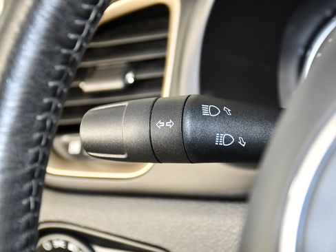 Used 2015 Jeep Renegade Latitude w/ Cold Weather Group II AWD/4WD image 22