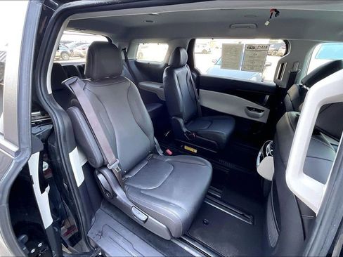 Used 2024 Kia Carnival EX FWD image 26