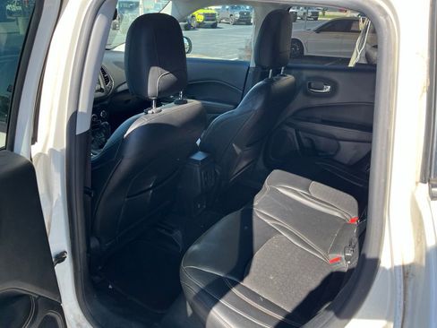 Used 2018 Jeep Compass Latitude w/ Cold Weather Group AWD/4WD image 23