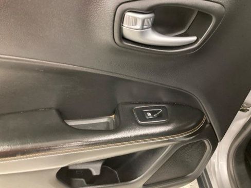 Used 2017 Jeep Compass Latitude w/ Cold Weather Group FWD image 35