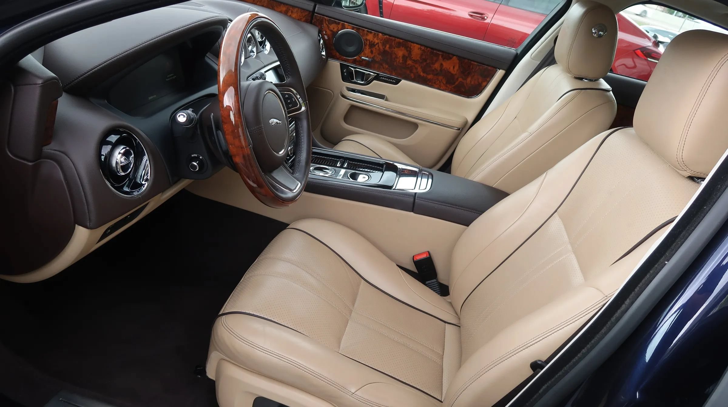 Used 2019 Jaguar XJ R-Sport RWD image 17