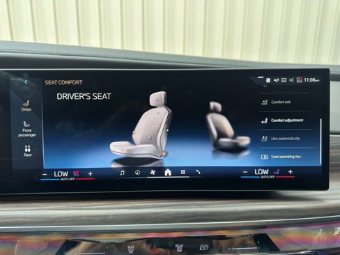 Used 2023 BMW i7 xDrive60 w/ Executive Package 2 AWD/4WD image 35