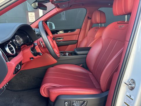 Used 2020 Bentley Bentayga V8 image 16
