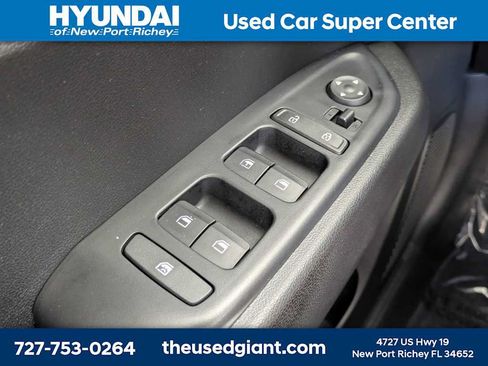 Certified 2025 Hyundai Venue SE FWD image 22