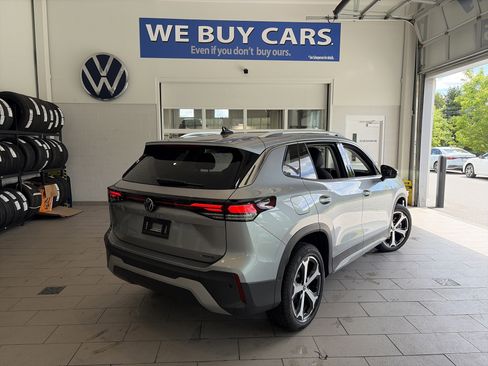 Used 2026 Volkswagen Tiguan SE AWD/4WD image 4