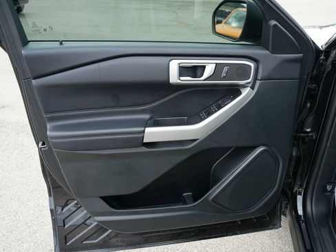 Used 2023 Ford Explorer XLT AWD/4WD image 18