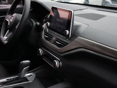 Used 2025 Nissan Altima 2.5 SV image 10