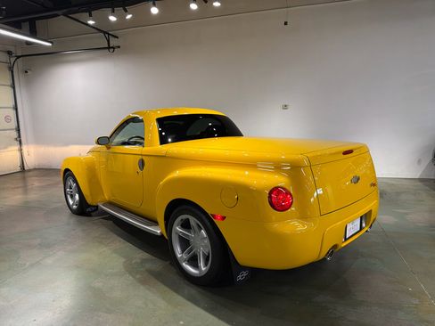 Used 2004 Chevrolet SSR w/ Preferred Equipment Group image 6