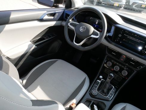 Used 2023 Volkswagen Taos SE w/ Panoramic Sunroof Package AWD/4WD image 9
