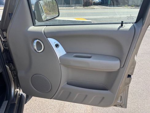 Used 2006 Jeep Liberty Limited image 16