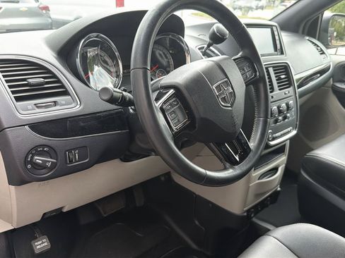 Used 2019 Dodge Grand Caravan SXT FWD image 33