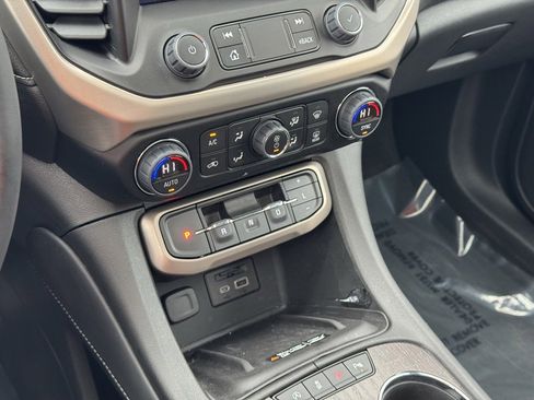 Used 2023 GMC Acadia Denali image 36