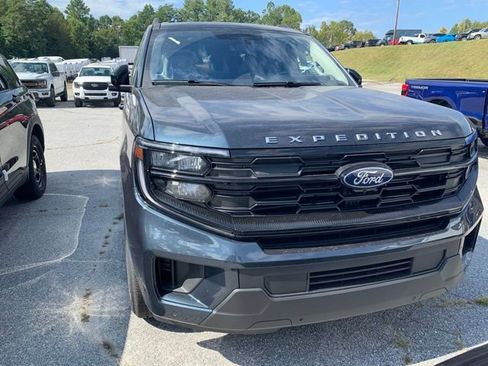 New 2025 Ford Expedition Active image 8