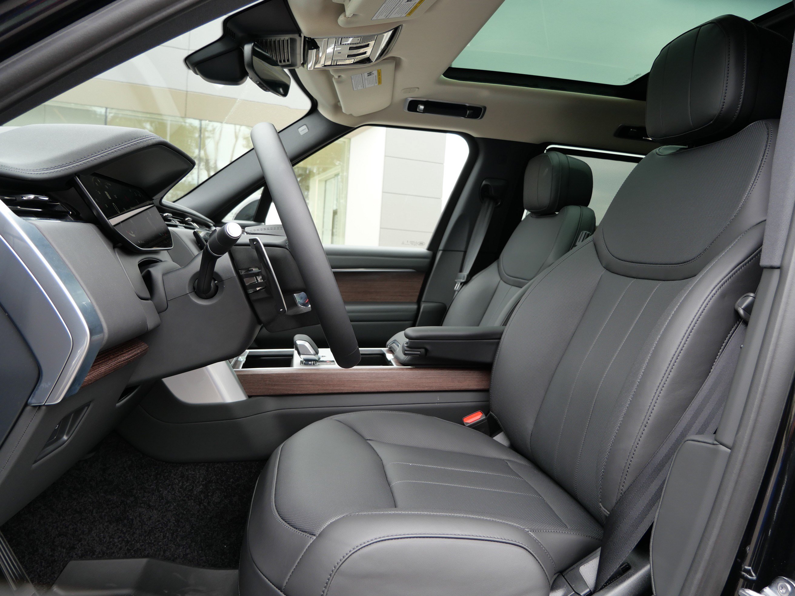 New 2026 Land Rover Range Rover Long Wheelbase SE AWD/4WD image 3