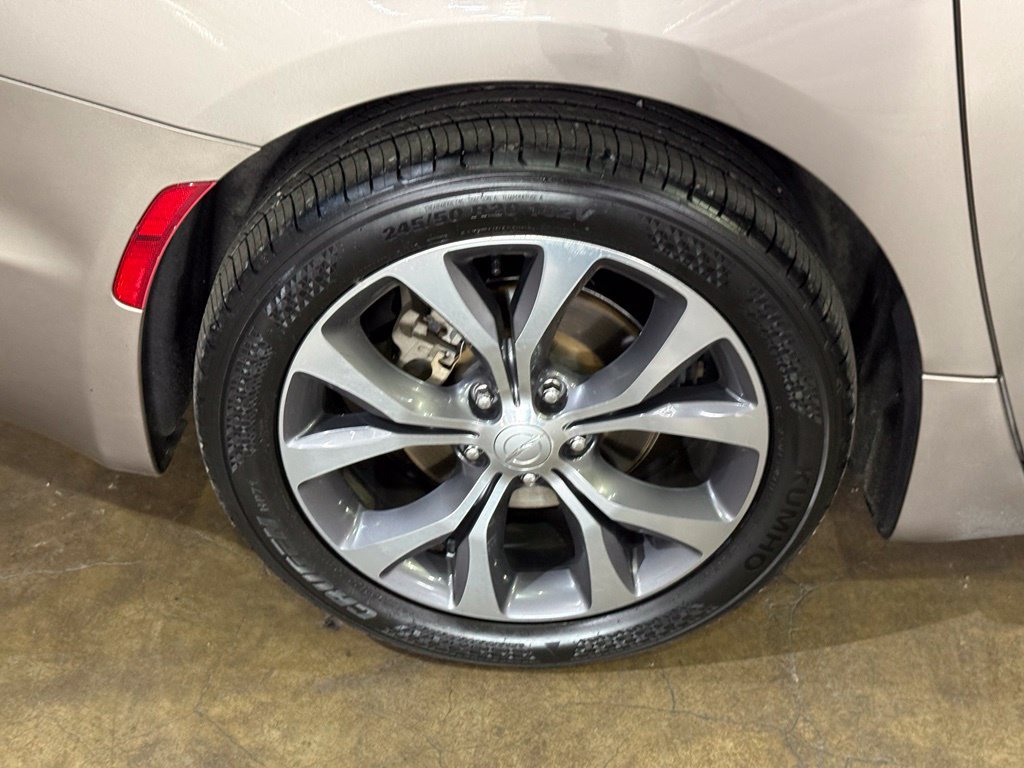 Used 2017 Chrysler Pacifica Limited w/ UConnect Theater Package FWD image 6