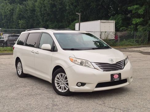 Used 2017 Toyota Sienna XLE w/ XLE Navigation Package FWD image 1