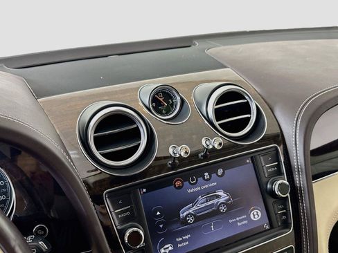 Used 2019 Bentley Bentayga AWD/4WD image 18