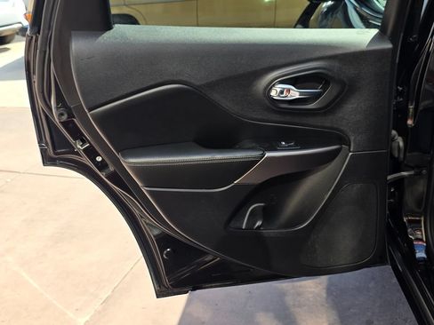 Used 2019 Jeep Cherokee Limited FWD image 27