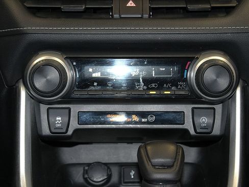 Used 2021 Toyota RAV4 LE AWD/4WD image 19