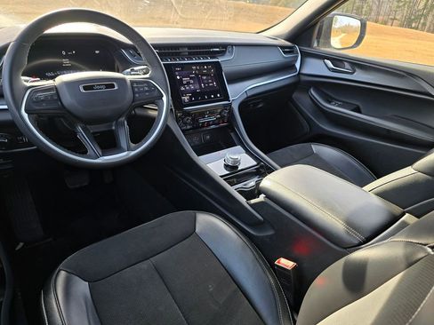 Used 2023 Jeep Grand Cherokee Altitude image 3