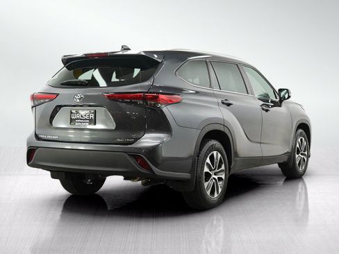 Used 2020 Toyota Highlander XLE AWD/4WD image 5