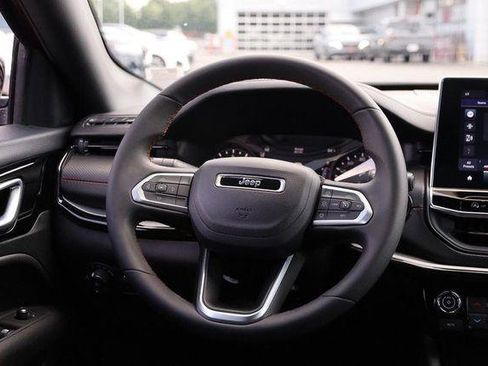 Used 2025 Jeep Compass Trailhawk AWD/4WD image 23
