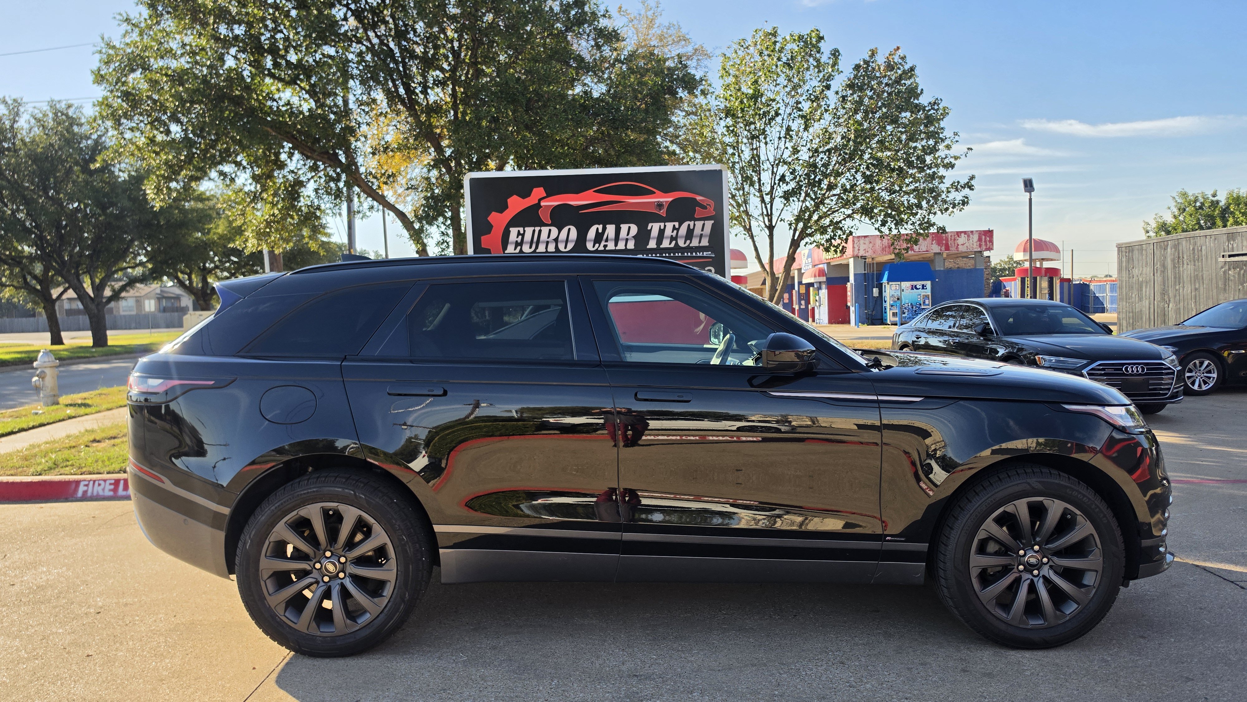 Used 2018 Land Rover Range Rover Velar R-Dynamic SE AWD/4WD image 7