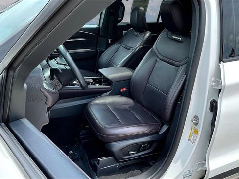 Used 2025 Ford Explorer Platinum RWD image 23